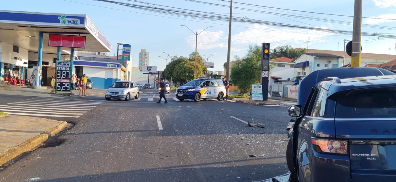 Foto 13 de 21 — Veículo de luxo se envolve em grave acidente na Via Expressa
